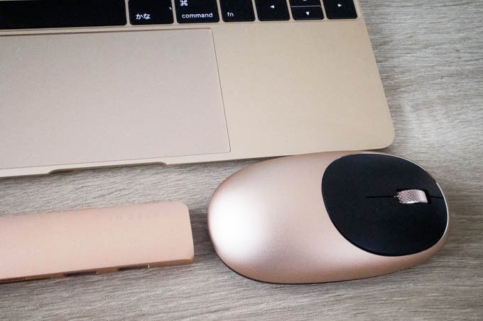 Satechi M1 Bluetoothマウス_MacBookとの色比較