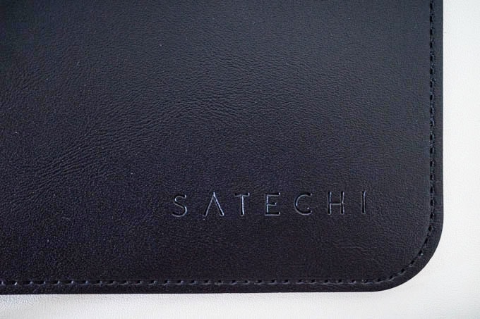 satechi(サテチ)Ecoレザーマット_ロゴ