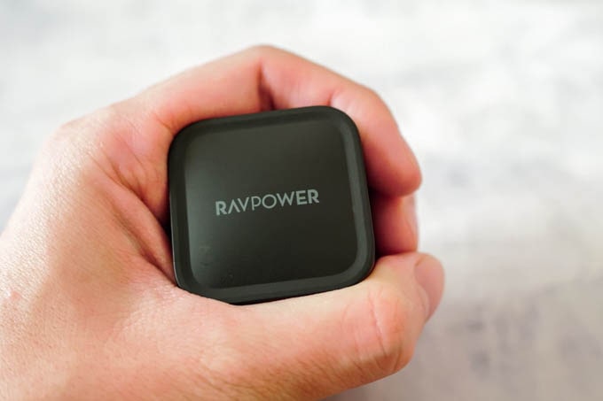 RAVPOWER_RP-PC120_手に収まるサイズ